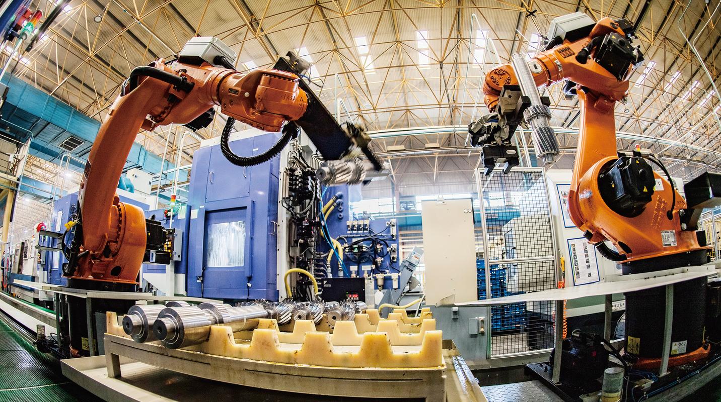 机器人在法士特s变速器中间轴自动化生产线上作业
